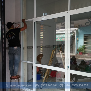 VÁCH NGĂN NHÔM KÍNH CỬA HÀNG