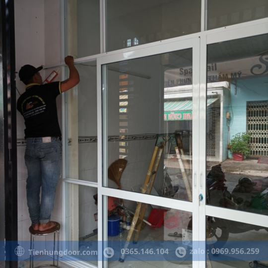 VÁCH NGĂN NHÔM KÍNH CỬA HÀNG